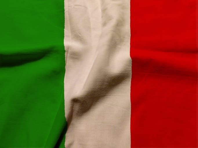 Italie drapeau Chute du gouvernement et élections anticipées : où va l’Italie ?